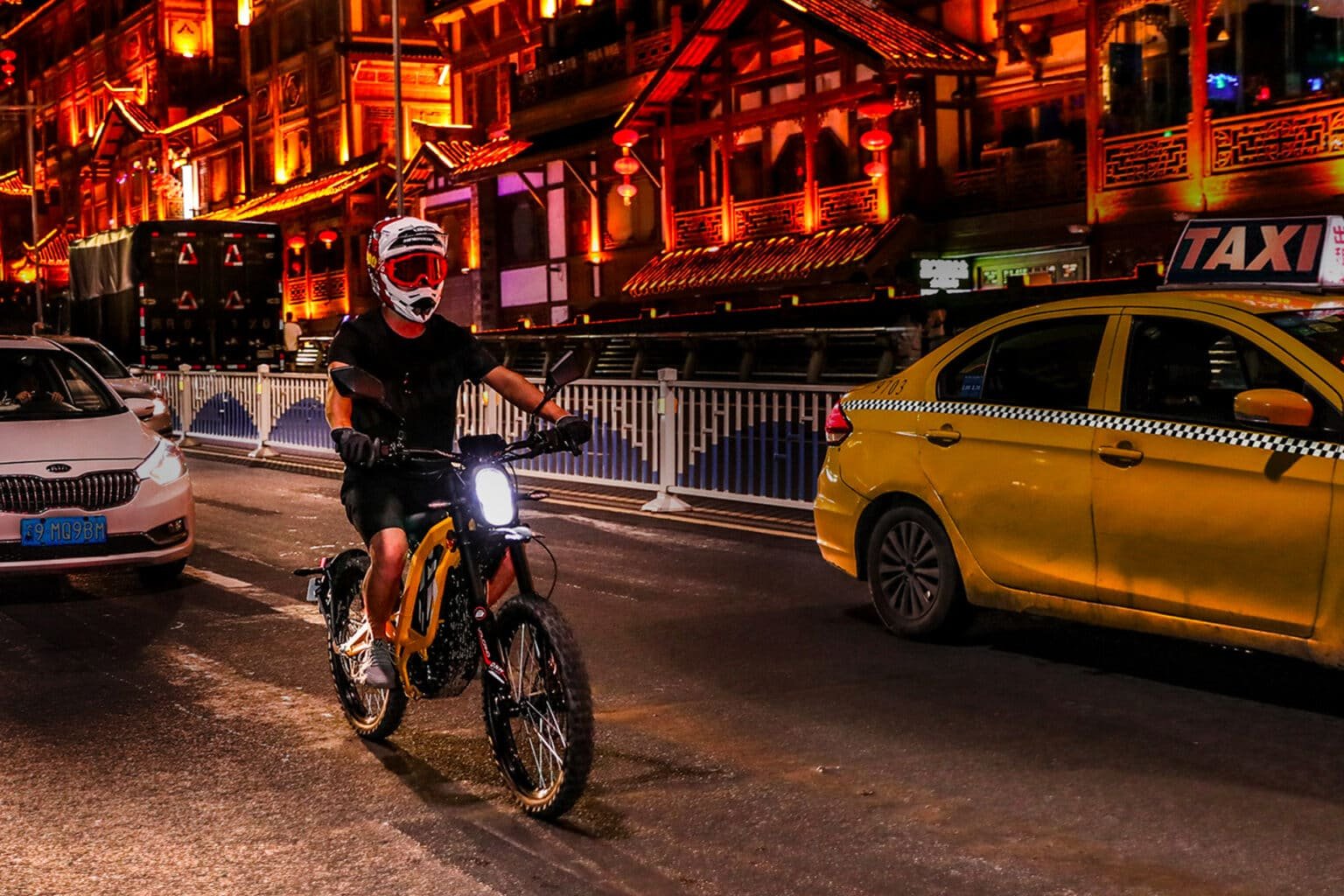 Light Bee L1E night city ride